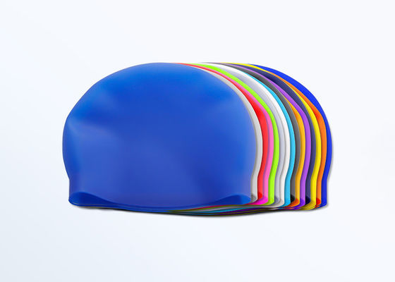 China Sombrero de natación de silicona sin costura confortable, 17 colores en stock, logotipo personalizado y color disponible el proveedor